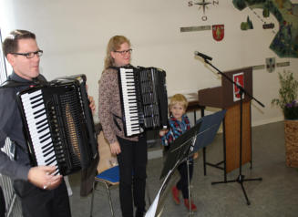 Umrahmten die Ehrungen mit festlicher Musik, Ulrike Rothschmitt mit Sohn Mathias und Martin Oberle
